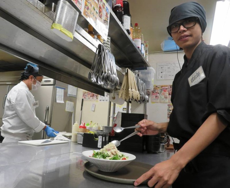 'Ngay dau di lam them o nuoc ngoai, toi bi sep mang la do vo dung'