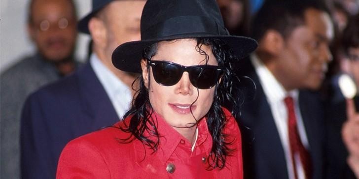 Michael Jackson bi tai kien toi au dam