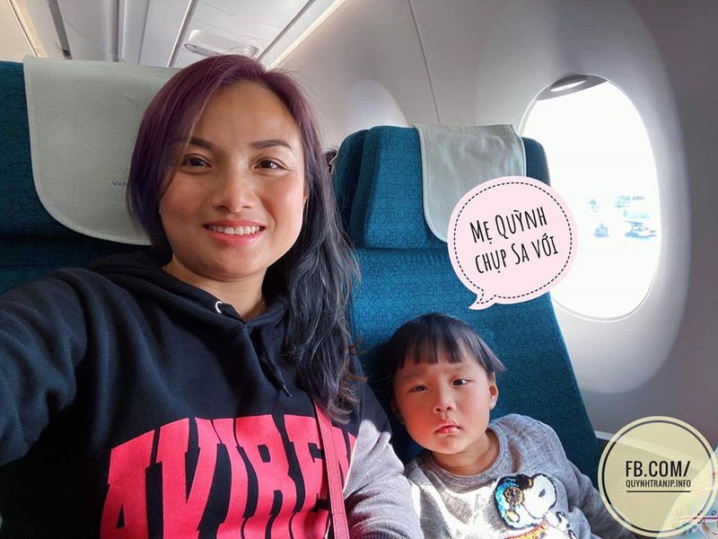 'Hot Youtuber' Quynh Tran JP va be Sa dang tren duong ve Viet Nam