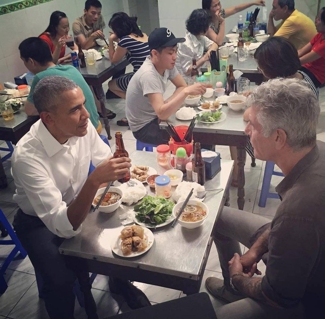 Vo chong ong Obama an pho bo, com thit kho, cha gio khi den TP.HCM-Hinh-2