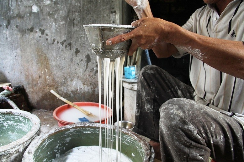 Lang bun - banh tat bat ‘do lua’, chay dua kiem tien sam Tet-Hinh-5