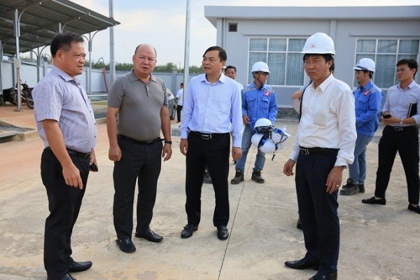 Nha may nang luong dien mat troi 'khung' tren ho Dau Tieng