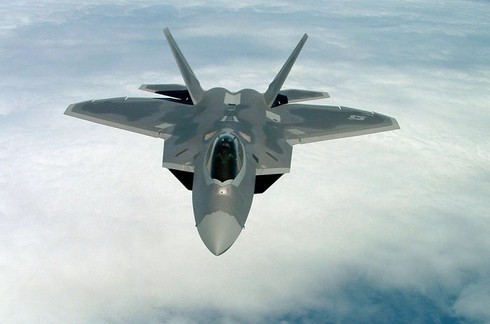 Video can canh sieu chien dau co F-22 Raptor nhao lon tren khong