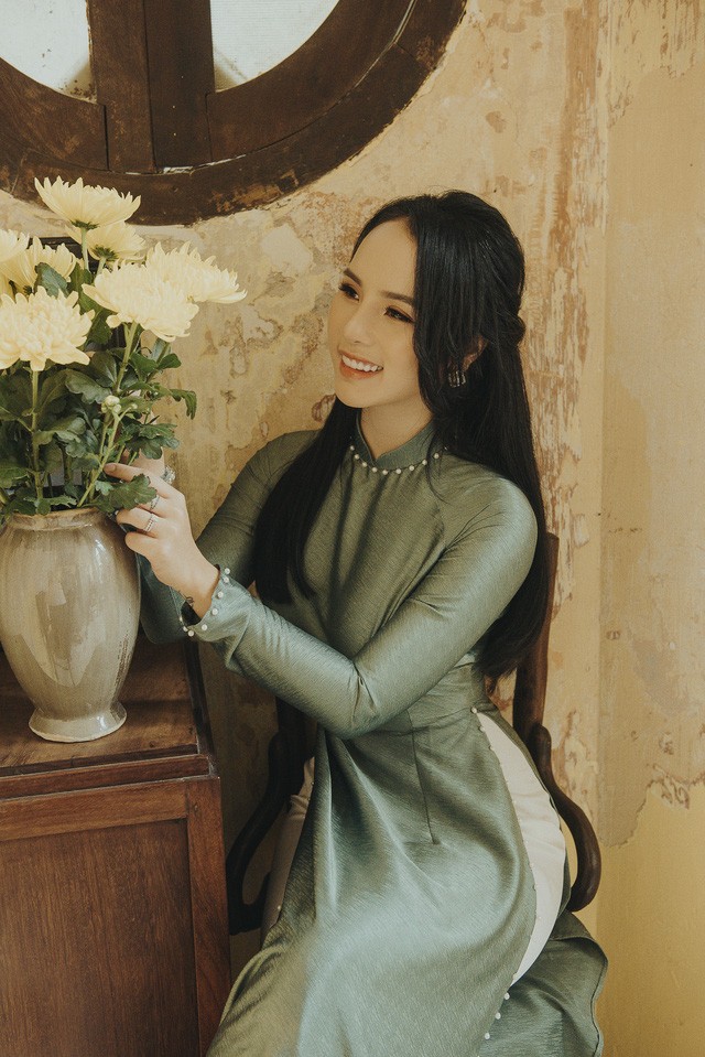 Hoa khoi anh Ha Noi duyen dang ben ta ao dai-Hinh-4