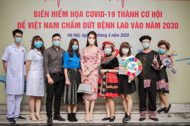 Deo khau trang A hau Thuy Van van xinh dep day cuon hut-Hinh-6