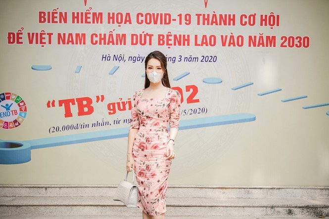 Deo khau trang A hau Thuy Van van xinh dep day cuon hut-Hinh-7