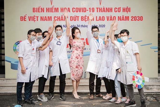 Deo khau trang A hau Thuy Van van xinh dep day cuon hut-Hinh-9
