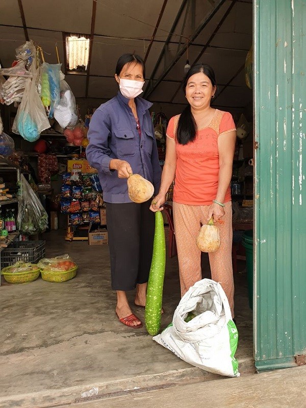 Nguoi dan ngheo gom gop tung mo rau, can gao de ung ho chong dich