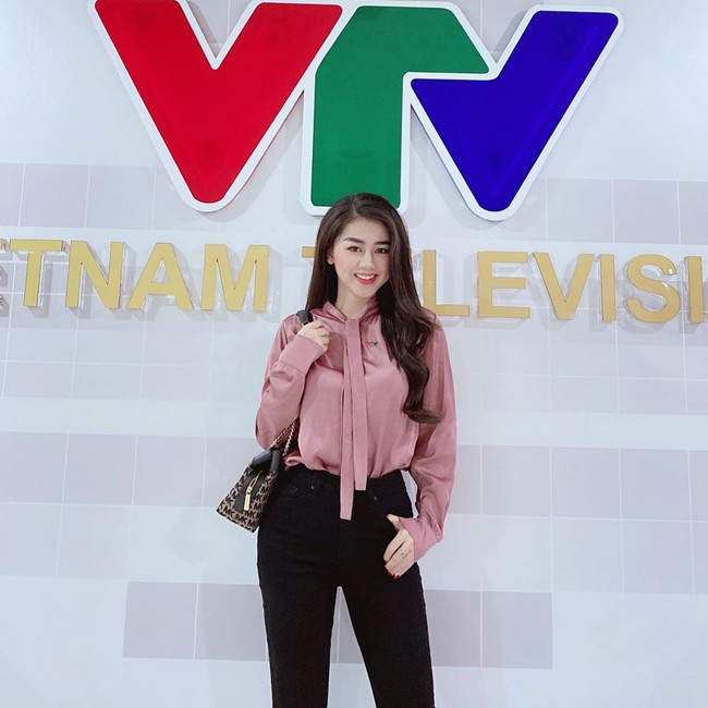 Anh doi thuong goi cam khac han khi len song cua nu MC VTV-Hinh-5