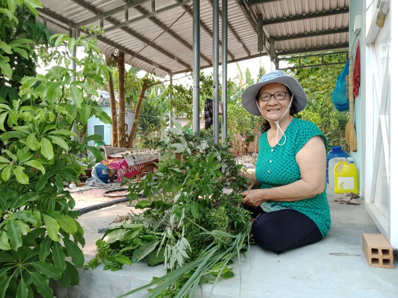 Ba ngoai U70 cach ly con chau, song mot minh giua nha vuon-Hinh-2