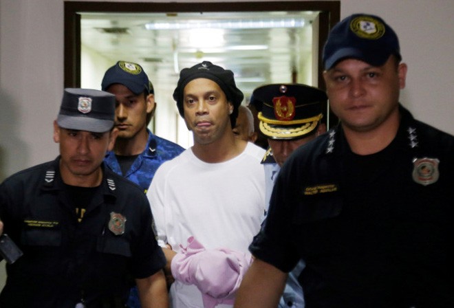 Ronaldinho don tin cuc vui: Da duoc ra tu, chi 37 ty dong