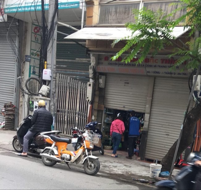 Ha Noi: Loat cua hang khong thiet yeu van mo ban thach thuc lenh cam-Hinh-7