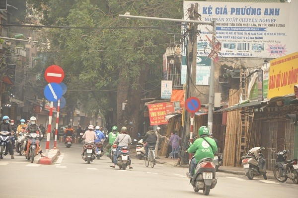 Ha Noi: Loat cua hang khong thiet yeu van mo ban thach thuc lenh cam