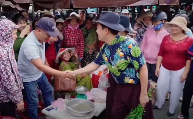 Truong Giang bi nguoi dan so ma, keo ao khi di cho que-Hinh-2