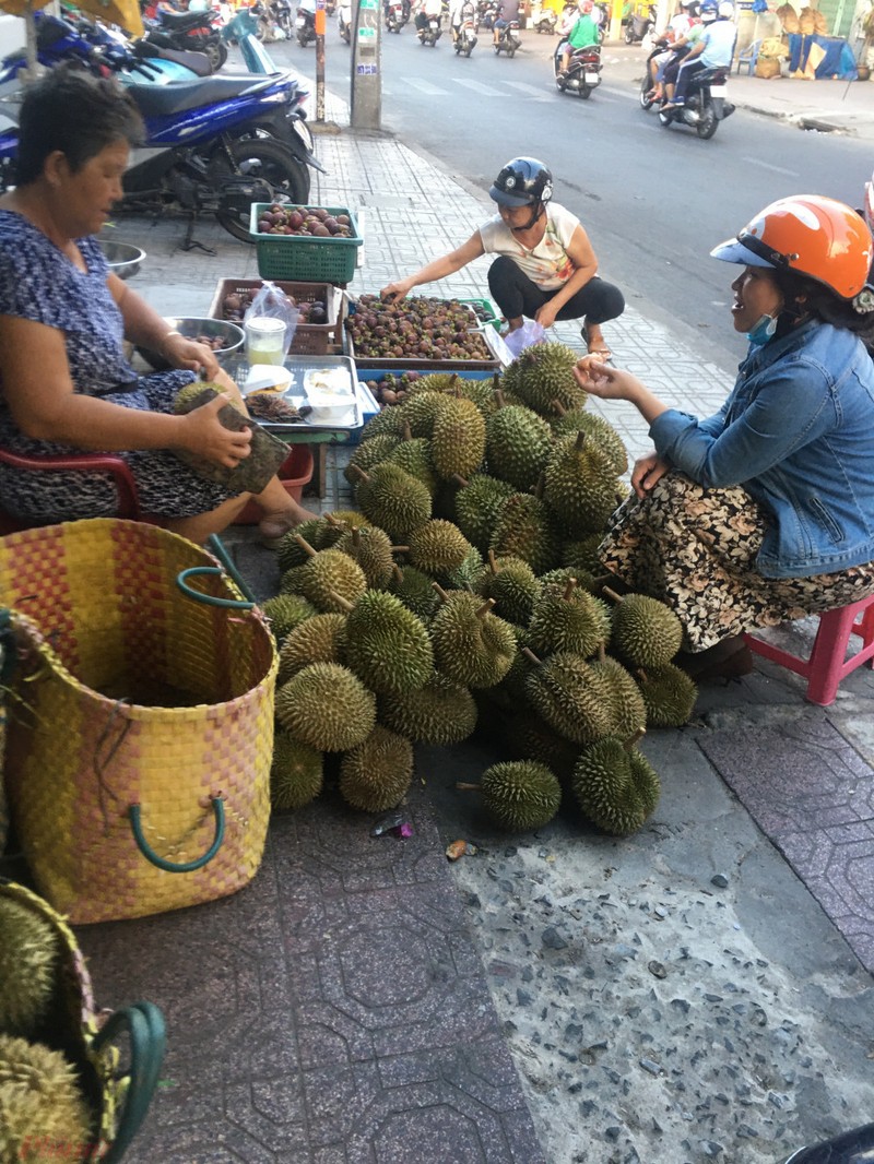 Sau rieng dai ha gia o via he Sai Gon, vi sao?