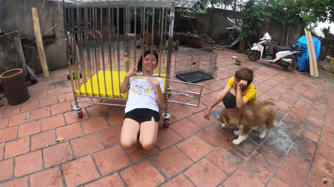 Hung Vlog hung ro gach da khi nhot em gai trong chuong cho-Hinh-4