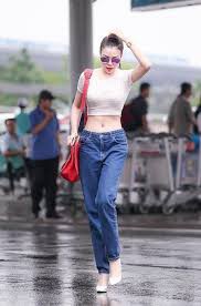 Ao crop top khoe vong eo con kien cua cac quy co-Hinh-4