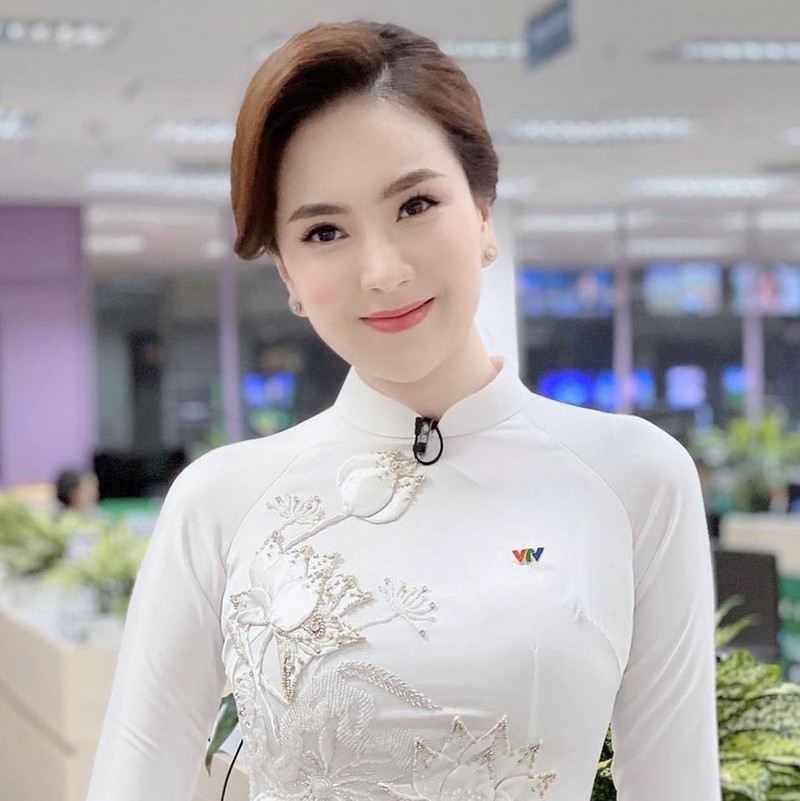 MC Mai Ngoc dot mat nguoi nhin voi khoanh khac nong bong-Hinh-4