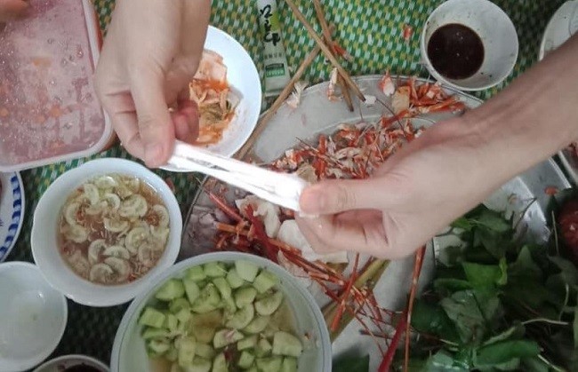 Mua tom hum, ta hoa thay mieng trang dai nhu cao su-Hinh-2