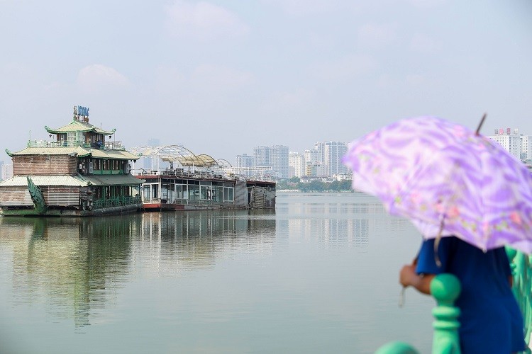 Can canh he thong du thuyen, nha hang noi vat vo giua ho Tay-Hinh-11