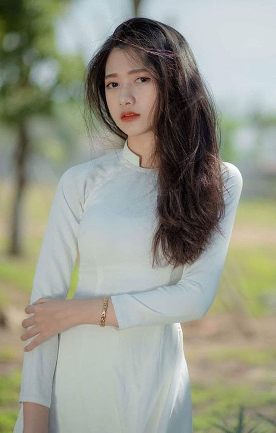 Nu sinh 2k4 dien ao dai trang, dan tinh ca ngoi 