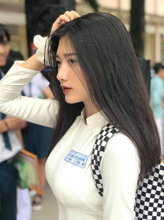 Nu sinh 2k4 dien ao dai trang, dan tinh ca ngoi 