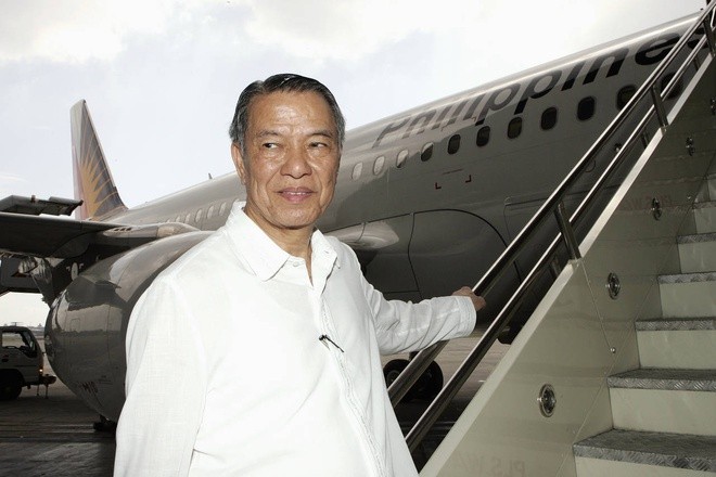 Tu nguoi gac cong toi CEO Philippine Airlines, Lucio Tan la ai