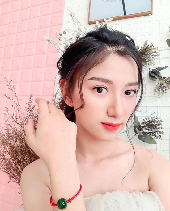 Nu sinh 2k2 co guong mat hao hao hoa hau Huong Giang