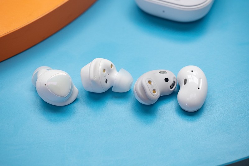 So sanh Samsung Galaxy Buds Live va Buds Plus: Chon cu hay moi-Hinh-4