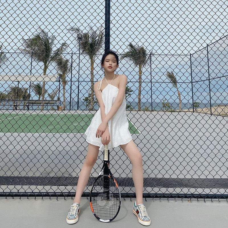 Linh Ka gay kho hieu khi mac vay yem di choi tennis