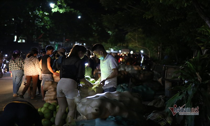 Dac san rot gia, re nhat 20 nam qua, dan soi den di cho thau dem-Hinh-11