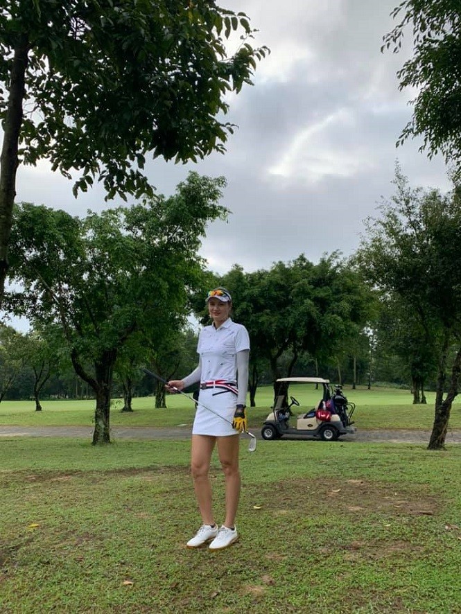 Nguoi dep bong chuyen Linh Chi bat dau dam me choi golf-Hinh-2