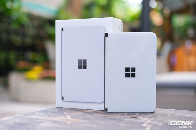 Microsoft Surface Duo: Cu tuong to nhung hoa ra lai rat nho gon