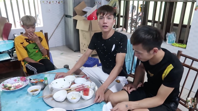 YouTuber khien dan mang ngan ngam khi rua bat bang may giat