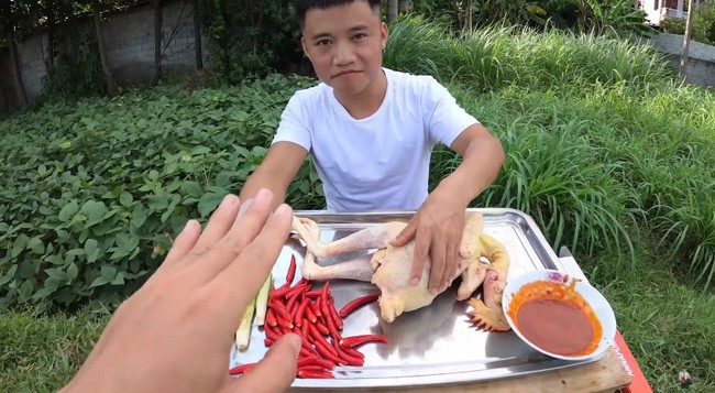 Con trai ba Tan Vlog lai gay tranh cai khi ra clip nuong ga-Hinh-3