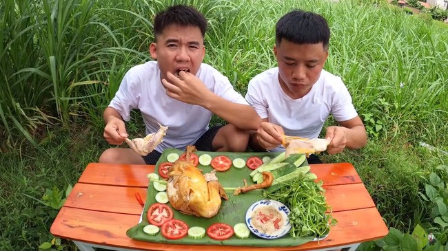 Con trai ba Tan Vlog lai gay tranh cai khi ra clip nuong ga-Hinh-5