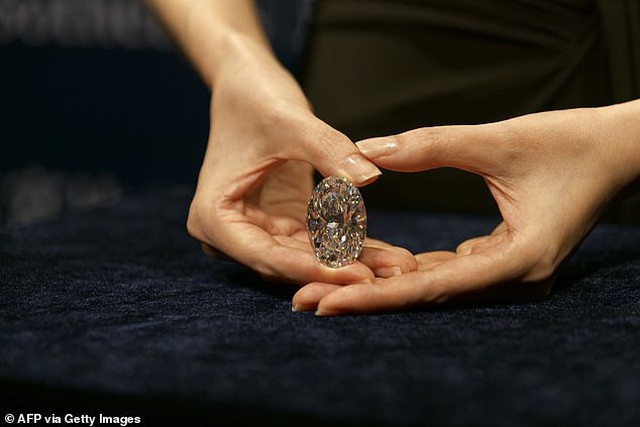 “Lác mắt” trước viên kim cương đẹp nhất thế giới, giá gần 800 tỷ - 3