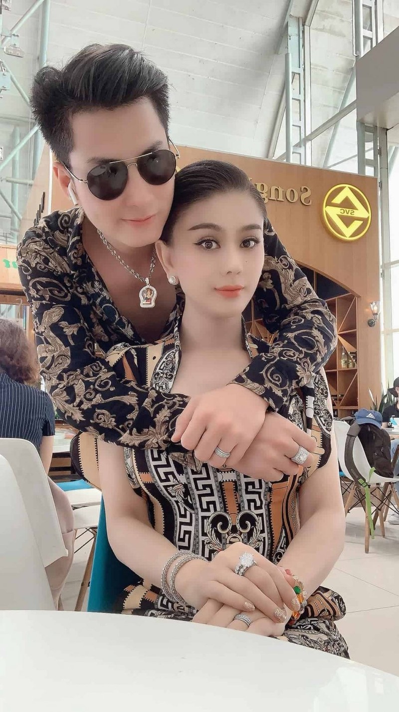 Vo chong Lam Khanh Chi me hot xoan, kim cuong nhat nhi showbiz