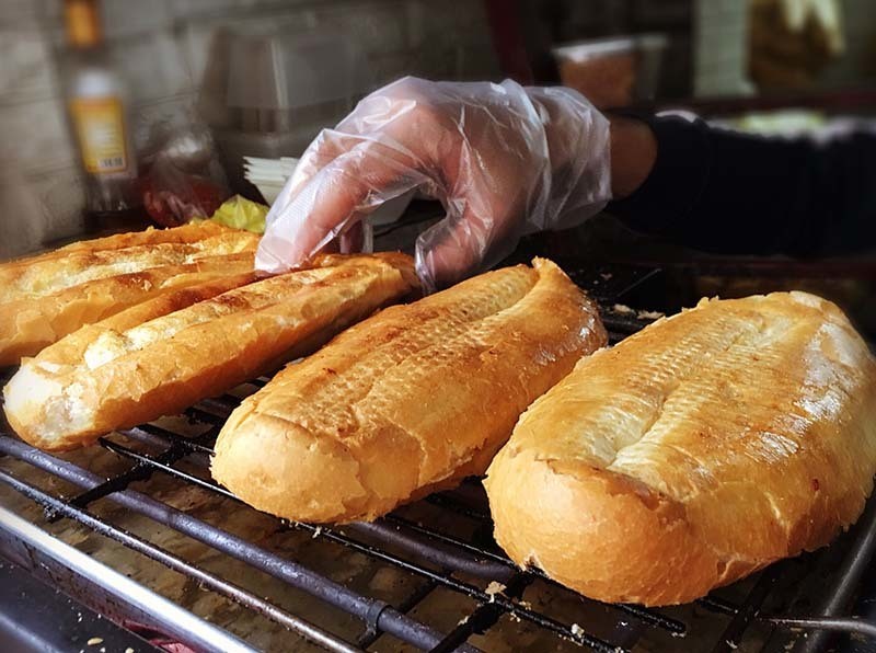 Hang banh mi nuong muoi ot: Ngay ban 500 chiec