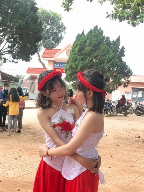 Hoi nu sinh di dien van nghe chao mung ngay 20/11 gay sot CDM-Hinh-3