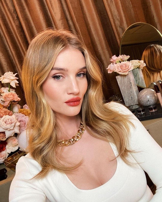 Sieu mau Rosie Huntington-Whiteley tiet lo bi quyet tri mun-Hinh-3