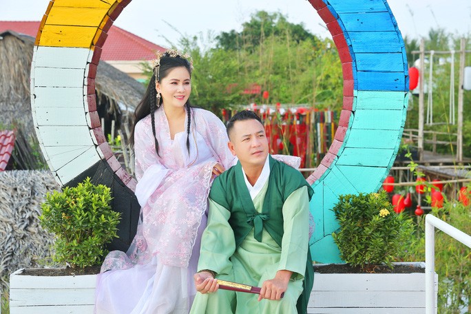 Dao dien Quyen Loc tu tay trang den co ngoi tien ti-Hinh-4