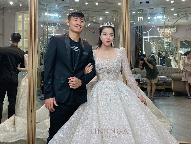 Khanh Linh dien vay cuoi lam tu 30K vien da Swarovski-Hinh-2