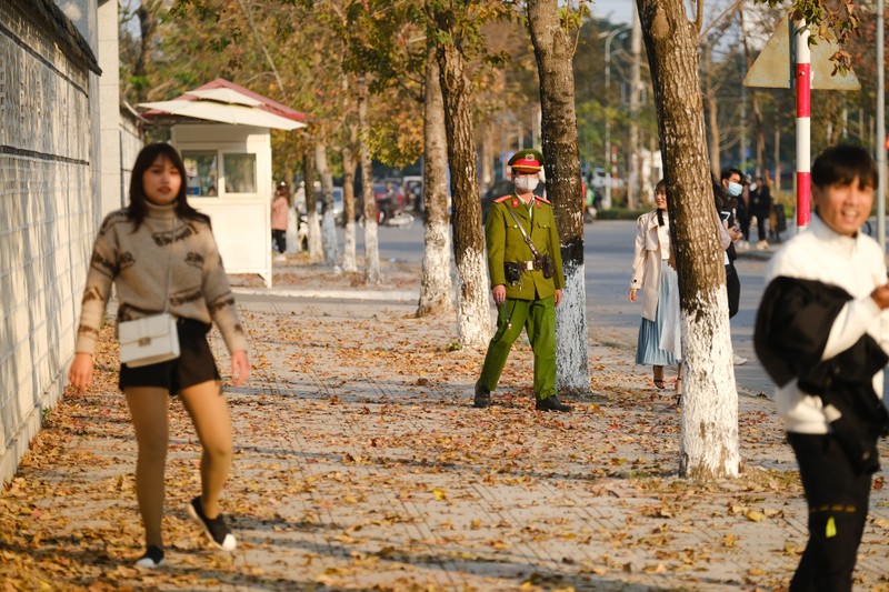 Nguoi dan bi nhac nho khi chup anh voi la phong do-Hinh-4