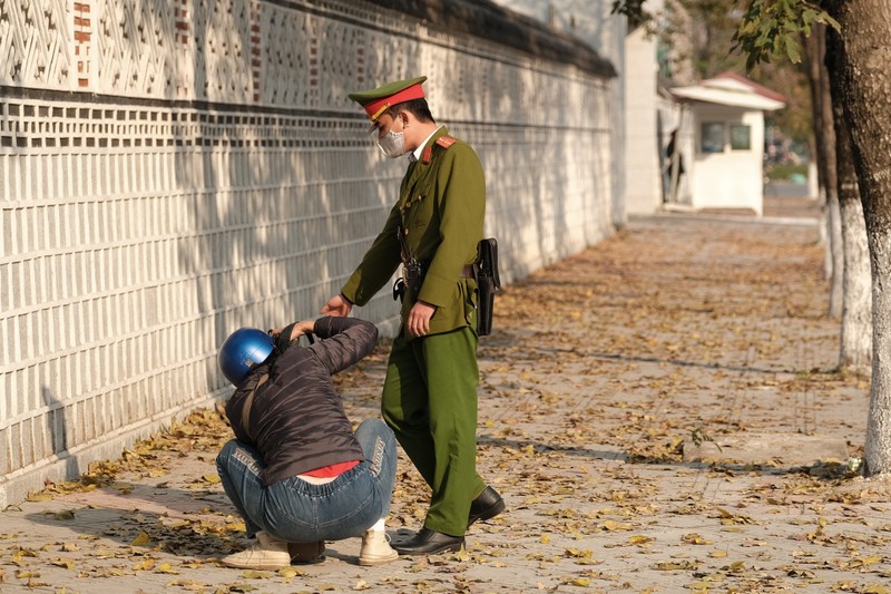 Nguoi dan bi nhac nho khi chup anh voi la phong do-Hinh-5