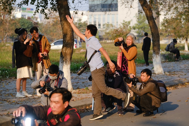 Nguoi dan bi nhac nho khi chup anh voi la phong do-Hinh-8