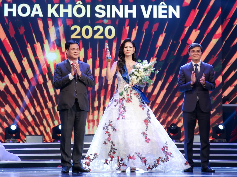 Khi duoc xuong ten Tan Hoa khoi Sinh vien Viet Nam 2020 bat khoc-Hinh-3