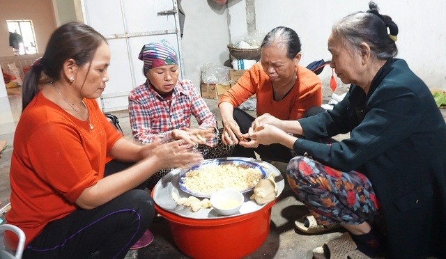 Ca lang kiem tien tu dac san banh ca Nghe An