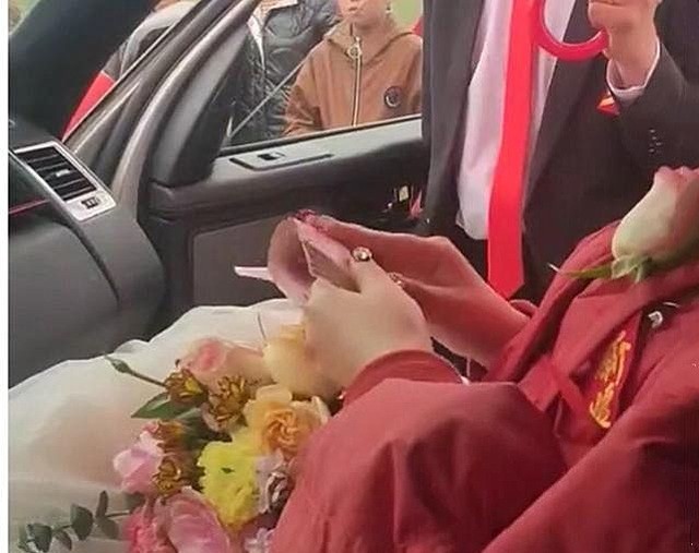 Thai do cua chu re khi co dau ngoi li trong xe hoa dem tien-Hinh-3