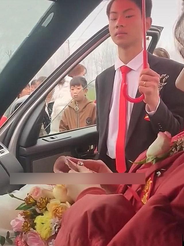 Thai do cua chu re khi co dau ngoi li trong xe hoa dem tien